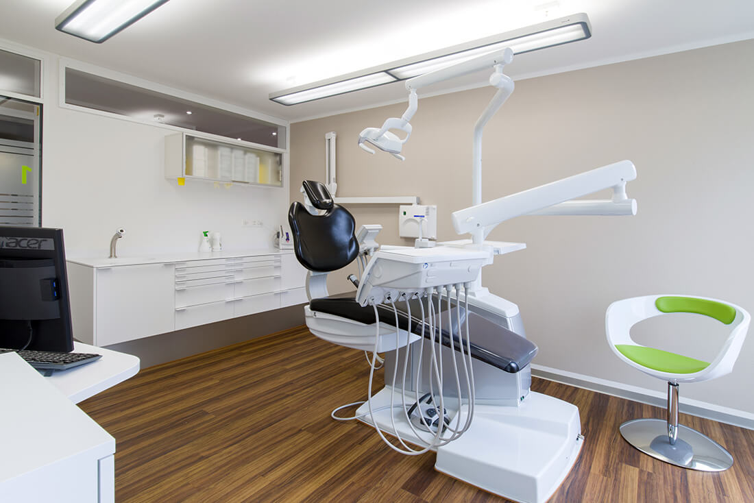 Zahnarzt-Waengi-Kutschy-Behandlungszimmer