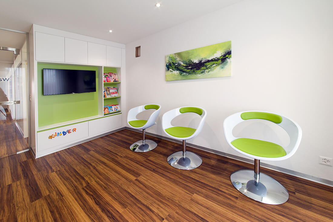 Zahnarzt-Waengi-Kutschy-Wartezimmer