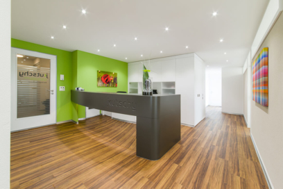 Zahnarzt-Waengi-Kutschy-Empfang-r